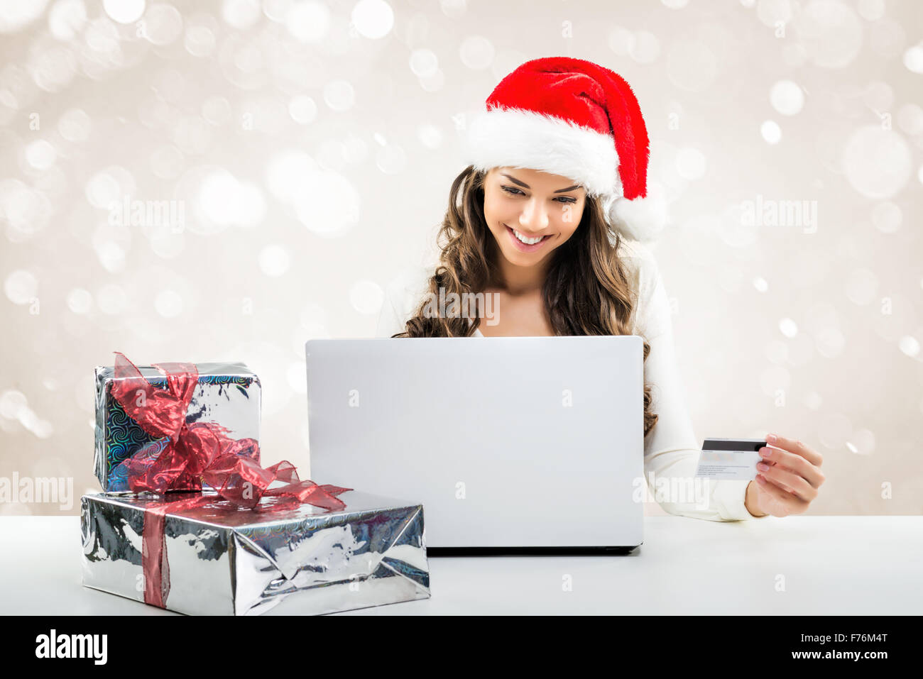 Business Woman working in Santa Claus hat Banque D'Images