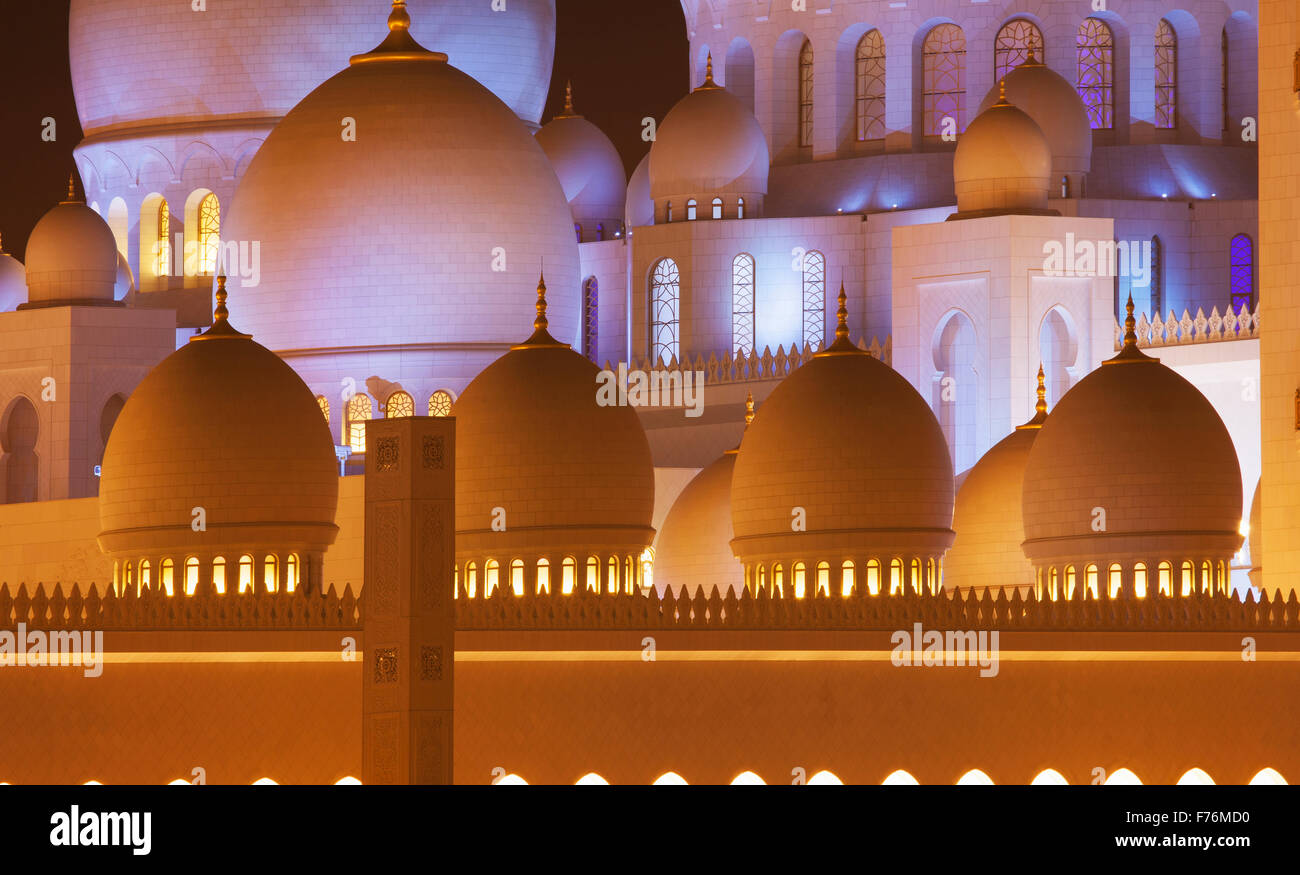 Dômes lumineux sur ornate building, Abu Dhabi, l'Émirat d'Abou Dhabi, Émirats Arabes Unis Banque D'Images