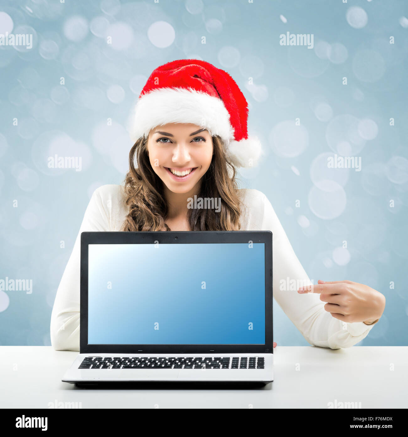 Business Woman working in Santa Claus hat Banque D'Images