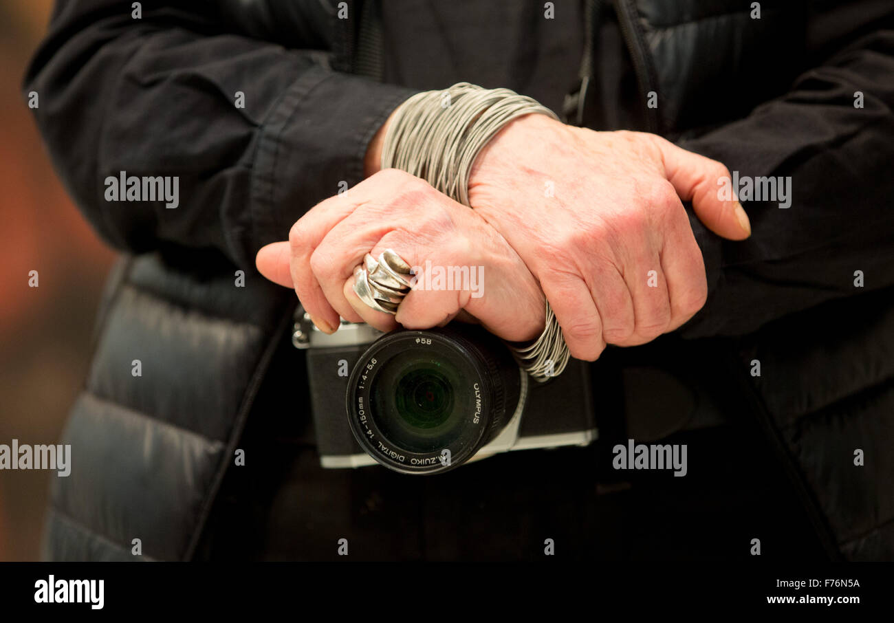 Hambourg, Allemagne. 26 Nov, 2015. Photographe française Sarah Moon met ses mains sur son appareil photo alors qu'elle pose dans son exposition dans le centre des arts Deichtorhallen de Hambourg, Allemagne, 26 novembre 2015. Avec plus de 350 pièces, 'Sarah Moon - maintenant et puis' est la première rétrospective complète du photographe, qui peut être vu à partir de 27 novembre 2015 jusqu'au 21 février 2016. Photo : AXEL HEIMKEN/dpa/Alamy Live News Banque D'Images