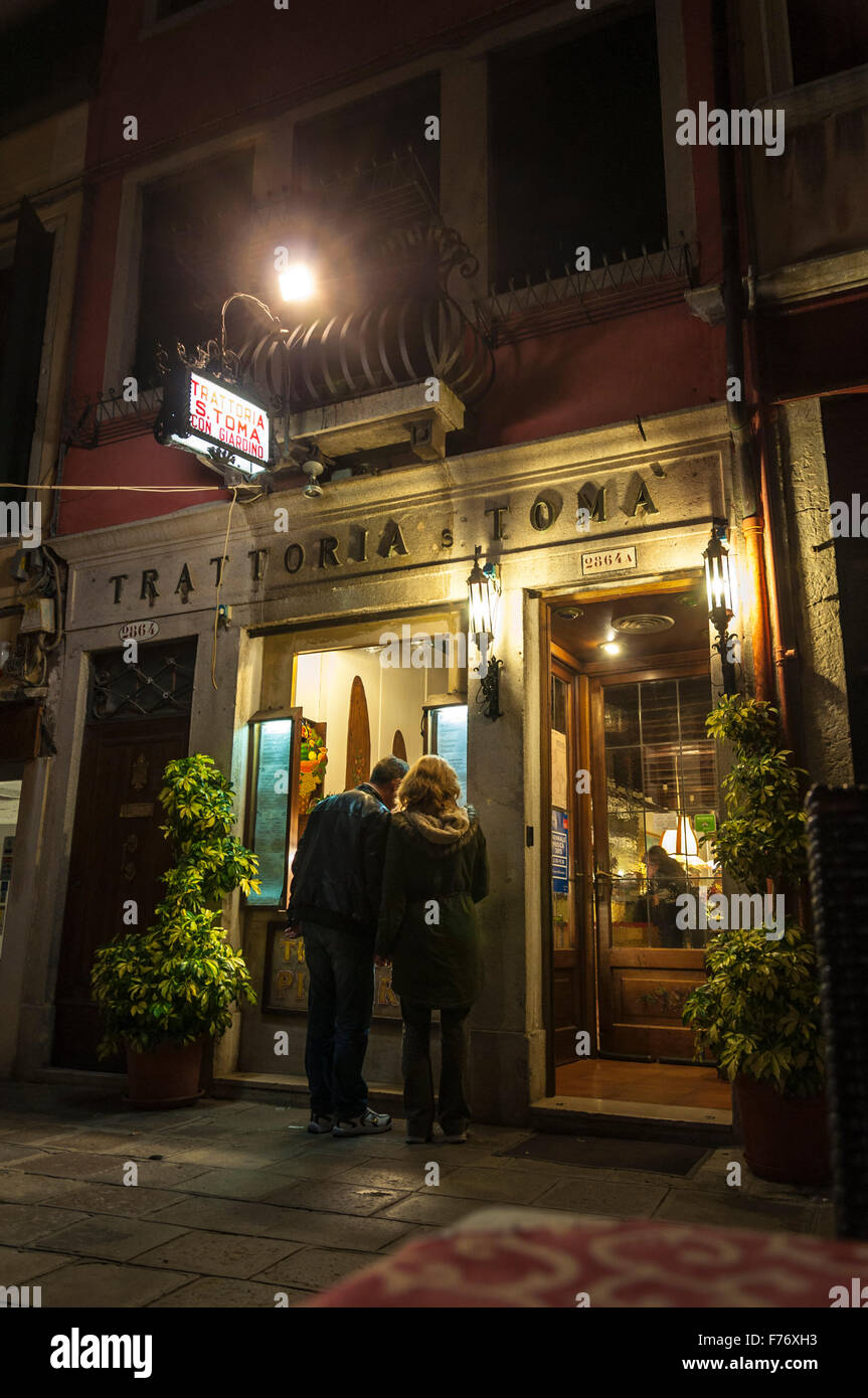 Regardez à l'extérieur quelques menu Trattoria San Toma con Giardino, San Toma à Venise, Italie Banque D'Images
