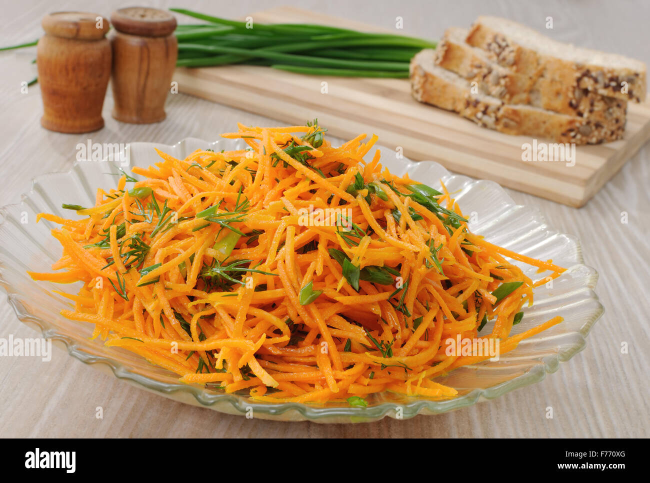 Salade de carottes avec l'oignon vert et l'aneth Banque D'Images