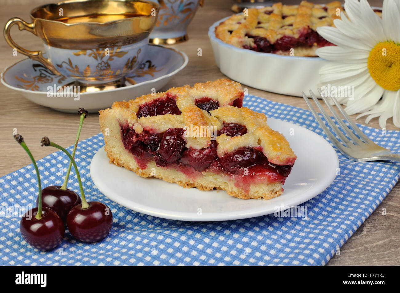 Pâte brisée tarte avec garniture aux cerises Banque D'Images