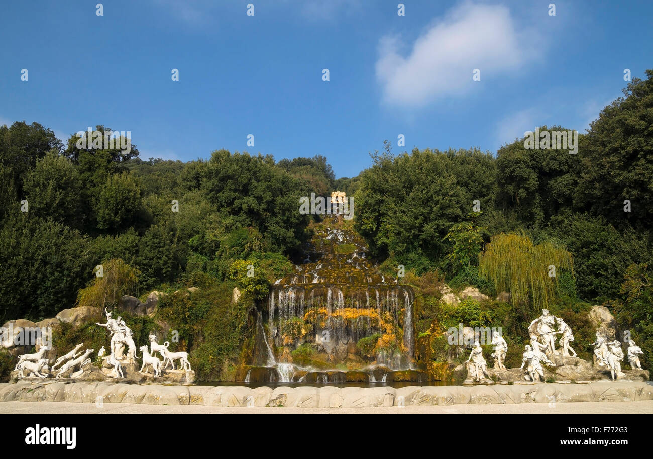 Palais Royal de Caserte, statues et cascade dans les jardins du palais, de l'Italie. Banque D'Images