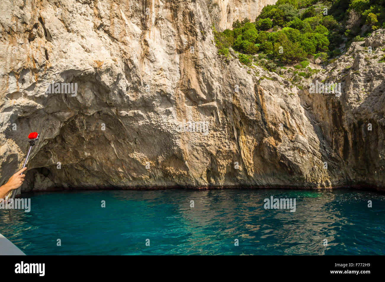 .Grotte Verte des pierres à la côte de la mer Méditerranée dans l'île de Capri, vu d'une excursion en bateau à moteur. Banque D'Images