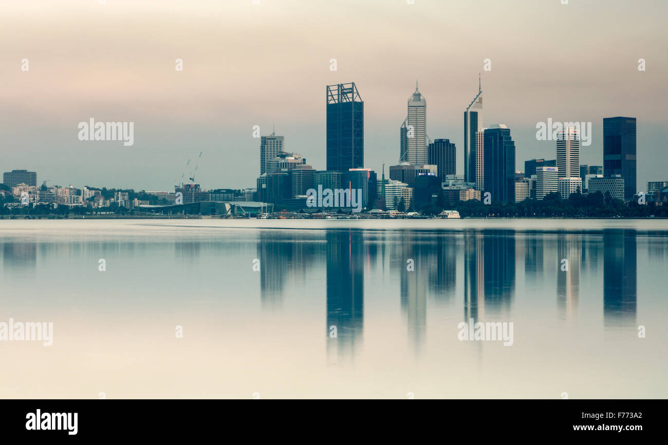 La ville de Perth à partir de Sir James Mitchell Park, South Perth. Banque D'Images