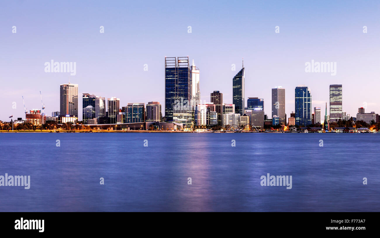La ville de Perth à partir de la jetée St Mends, South Perth, Australie. Banque D'Images