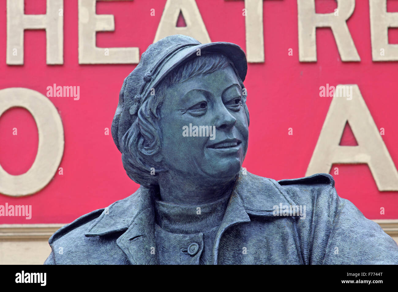 Statue de Joan Littlewood, Théâtre Royal, Stratford, Newham, London, England Banque D'Images