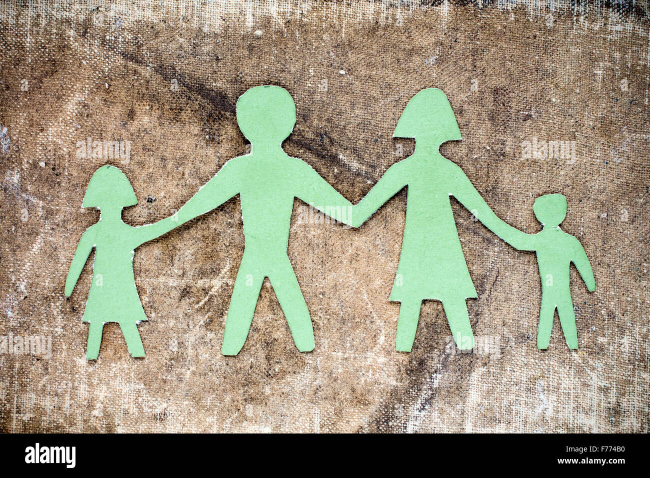 Figures de papier de la famille sur une vieille toile sale Banque D'Images