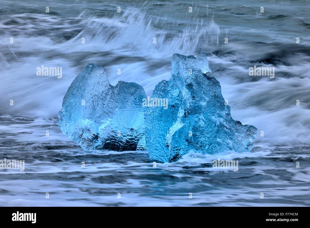 Les icebergs échoués dans les vagues bleues de l'Atlantique, Breidarsandur, Sud de l'Islande, Islande Banque D'Images