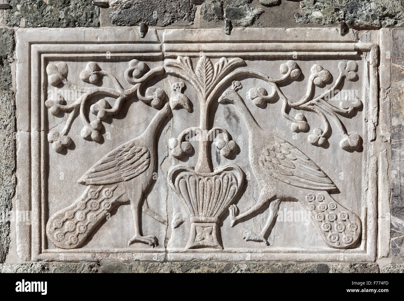 Deux paons, oriental-byzantin bas-relief sur la façade de la Basilique Saint Marc, San Marco, Venise, Vénétie, Italie Banque D'Images