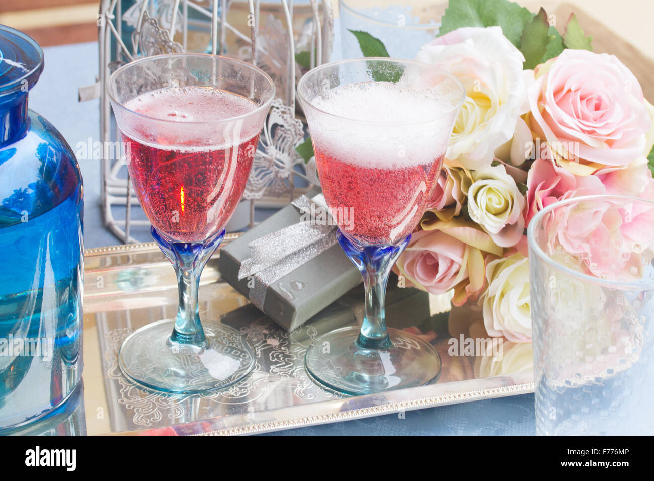 Twoo verres de champagne rose Banque D'Images