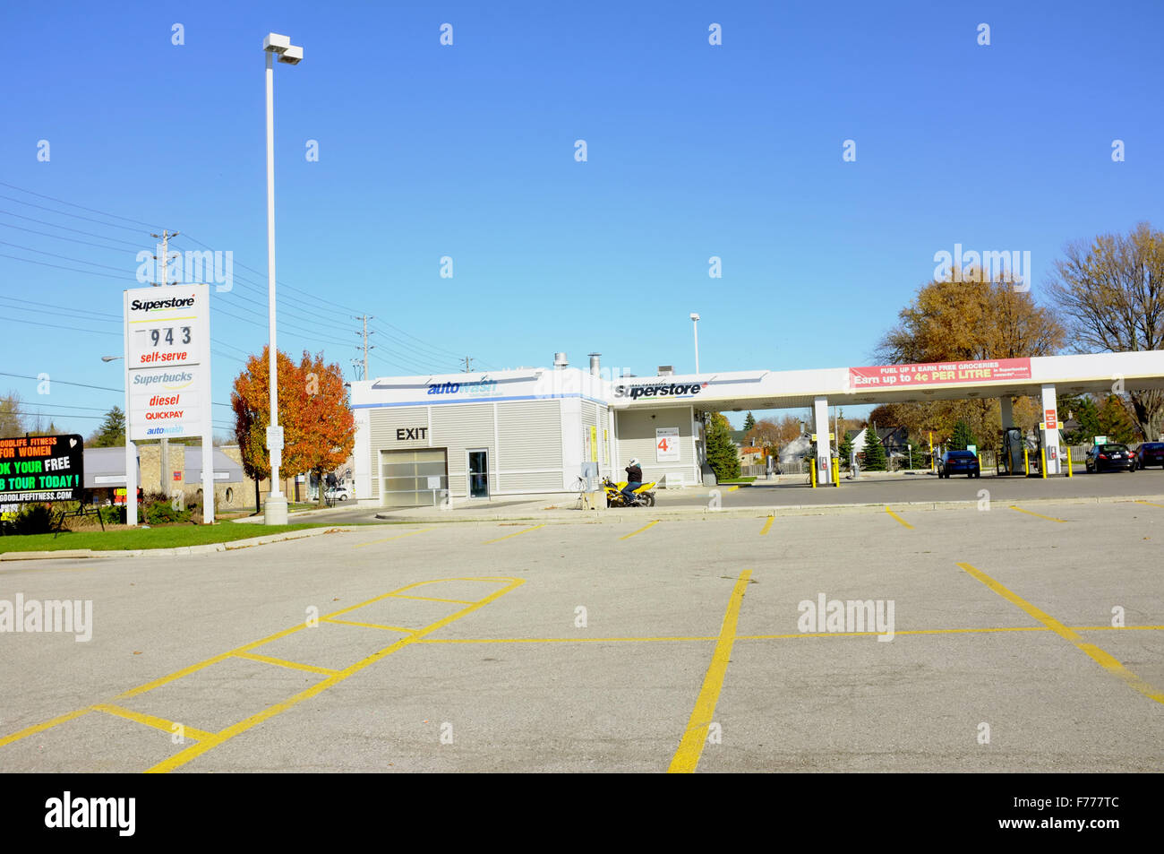 Une station essence sur le bord d'un parking de supermarché à London, Ontario. Banque D'Images