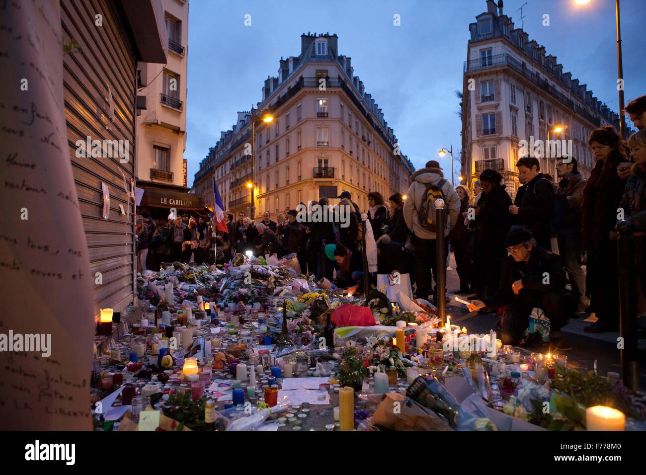 Paris les attaques terroristes, les gens en face de deuil bar 'Le Carillon' et le Restaurant 'Le Petit Cambodge', où 15 personnes sont mortes Banque D'Images