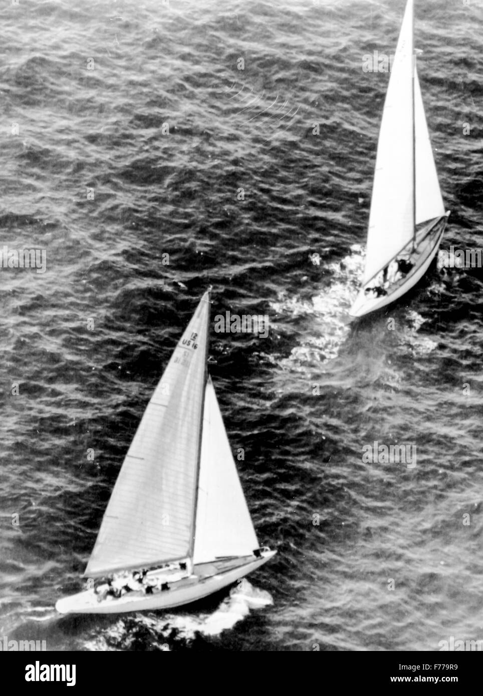 Le bateau britannique sceptre dans la première position et la seconde Colombie-Britannique au cours de l'America's Cup 1958, Newport Banque D'Images