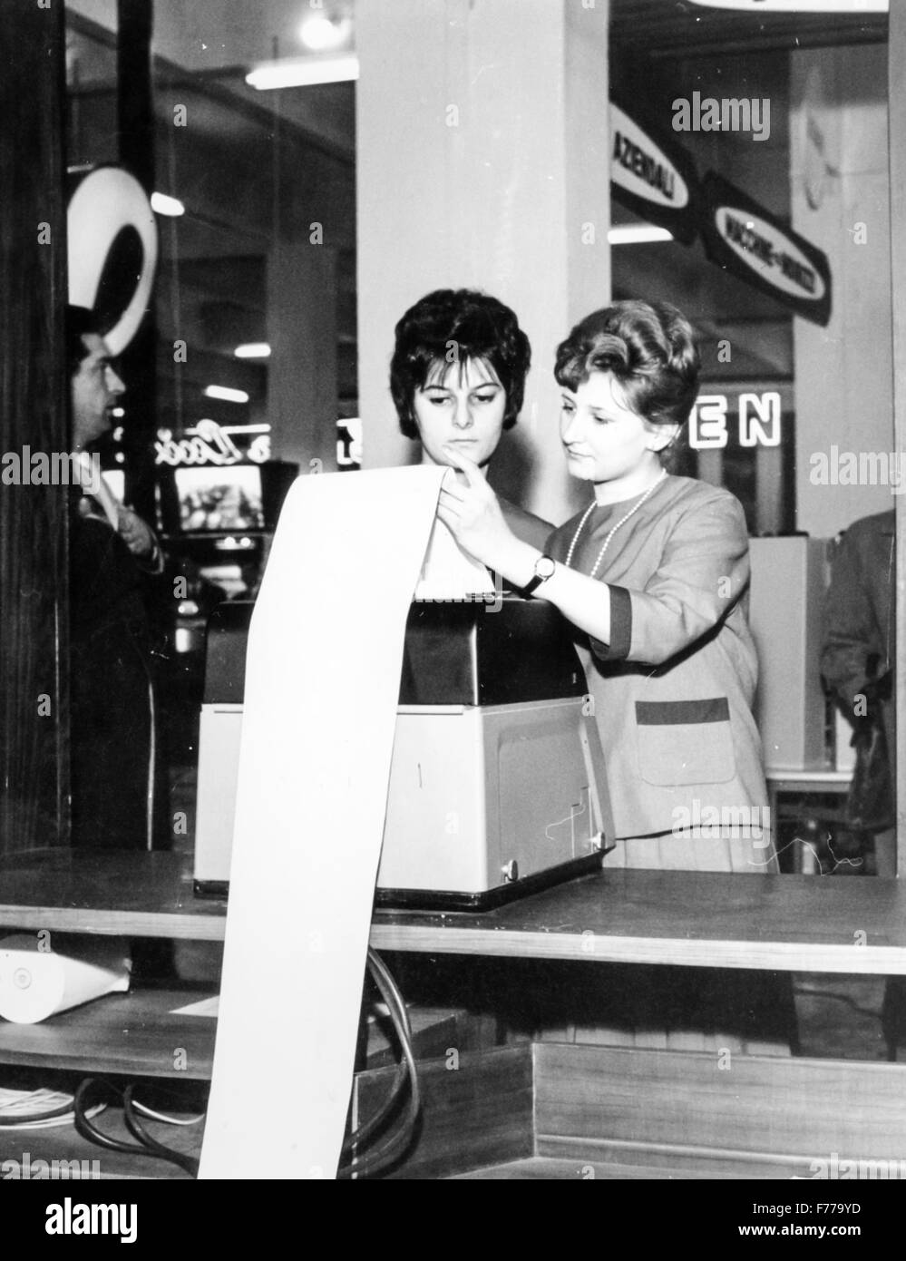 Foire Internationale de Milan deux femmes à un téléimprimeur,Milan,Italie,1962 Banque D'Images