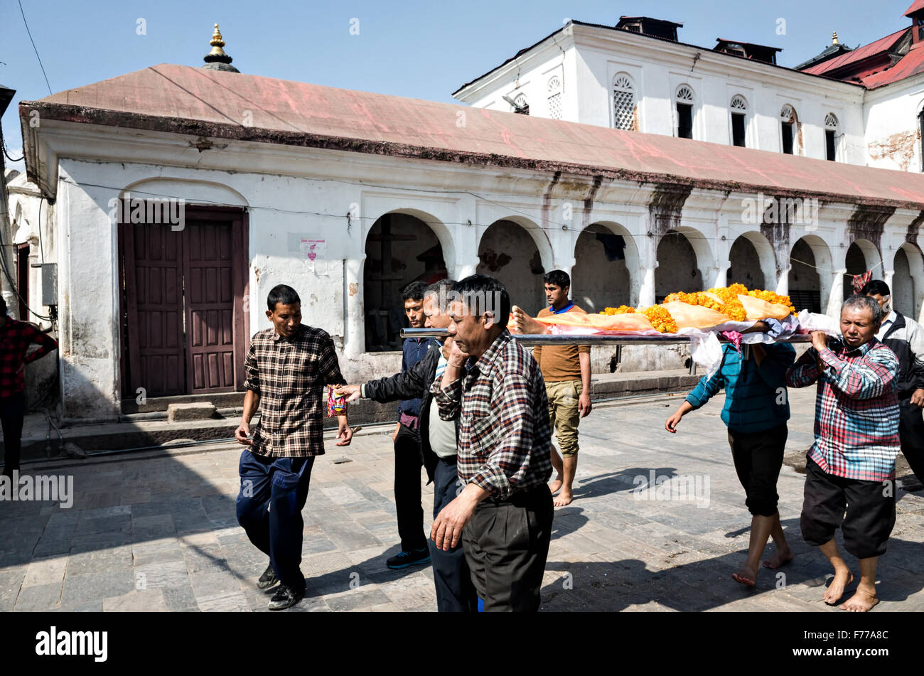 Les personnes portant un cadavre d'un homme à la crémation pour funérailles au complexe du temple de Pashupatinath à Katmandou, Népal Banque D'Images Les personnes portant un cadavre d'un homme à la crémation pour funérailles au complexe du temple de Pashupatinath à Katmandou, Népal Banque D'Images
