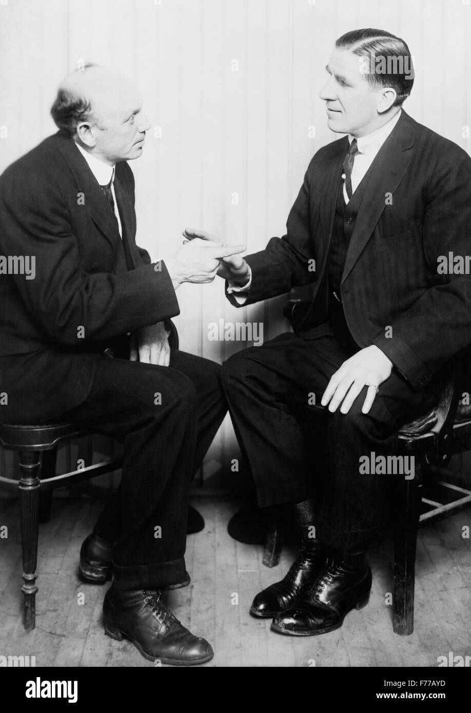 Vintage photo de l'ancien World Heavyweight Champion de boxe Bob Fitzsimmons (à gauche) et James J. Corbett (droite) à discuter avec l'autre. Fitzsimmons (1863 - 1917) a remporté le titre mondial de Corbett (1866 - 1933) dans leur célèbre bataille le 17 mars 1897 dans la région de Carson City, Nevada. La rencontre, présentée comme la "lutte du siècle', a eu lieu devant environ 5 000 spectateurs et Fitzsimmons, le challenger, a gagné par KO au 14ème round après avoir frappé champion Corbett, surnommé "Gentleman Jim", avec son fameux plexus 'solar punch'. Les deux hommes n'étaient pas toujours en bons termes à l'extérieur de l'anneau. Banque D'Images