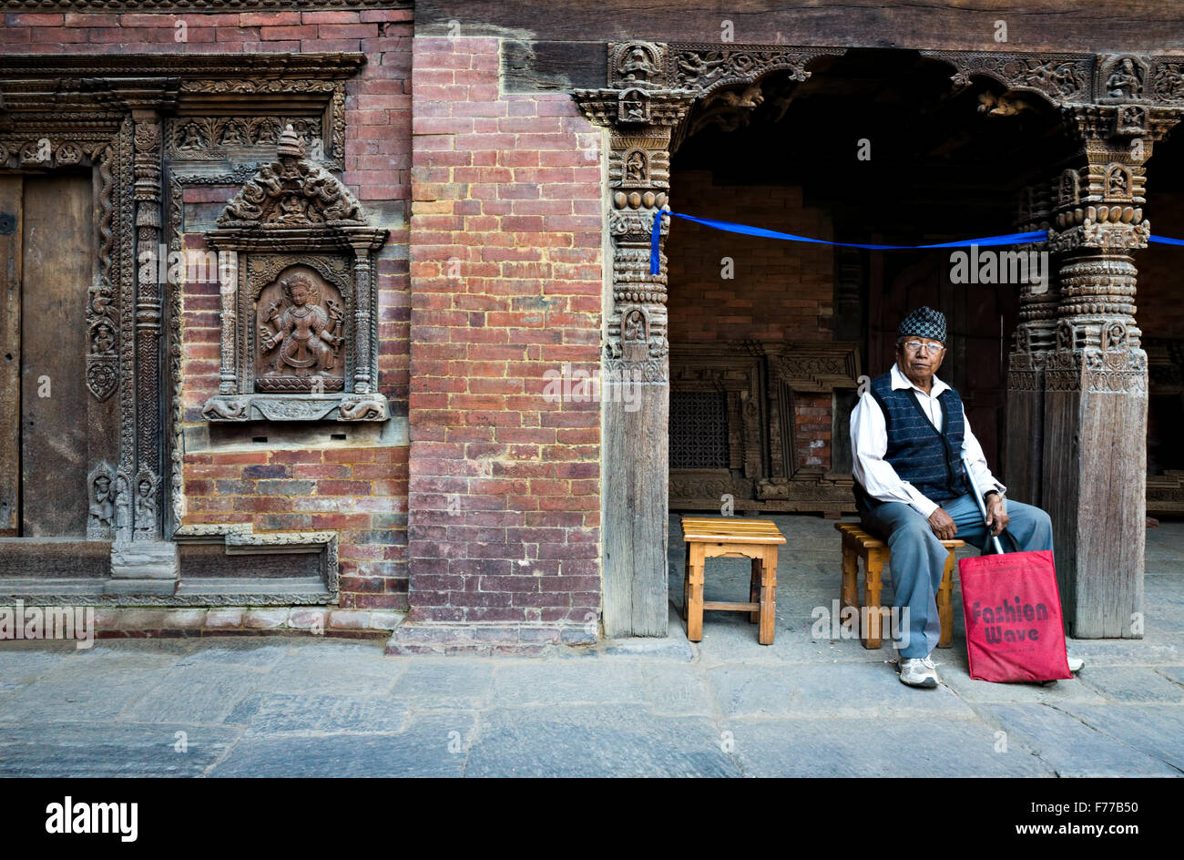 Un vieil homme assis seul, Patan Durbar Square, Patan, 2015, Lalitpur, au Népal Banque D'Images