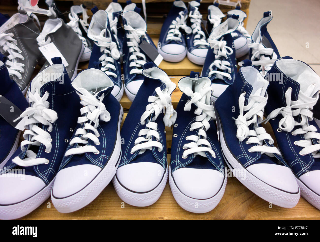 Un tas de chaussures converse en magasin Banque D'Images