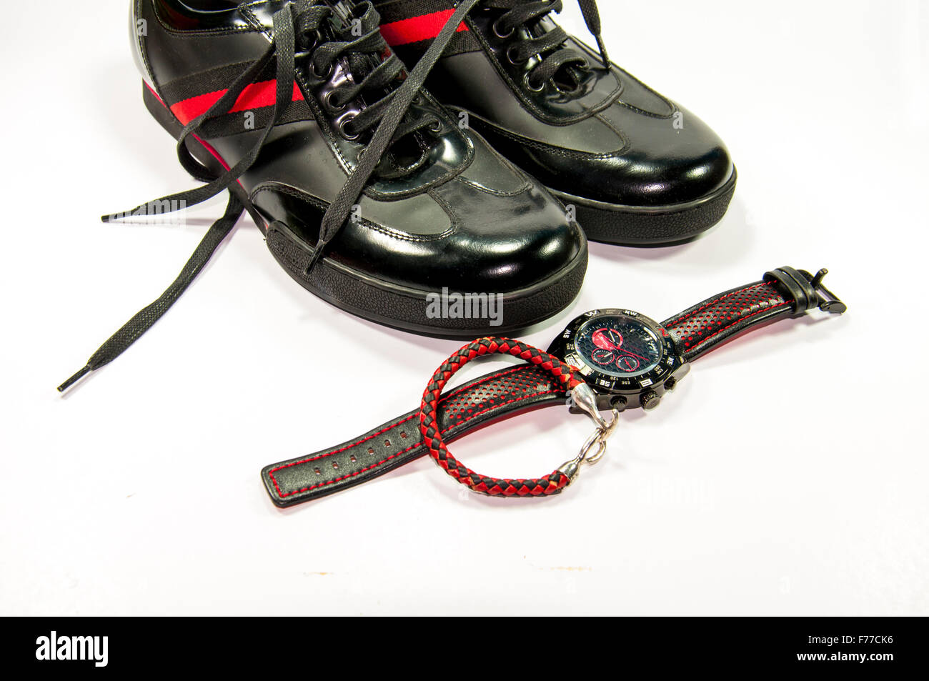 Chaussures hommes noir avec une bande rouge, regarder et bracelet isolés par fond blanc Banque D'Images