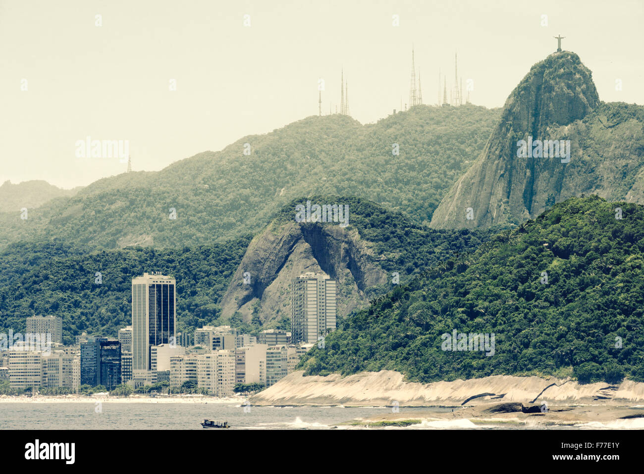 La plage de Copacabana et le Christ, symbole de Rio de Janeiro, debout sur le haut de la colline du Corcovado, Rio de Janeiro, Brésil Banque D'Images