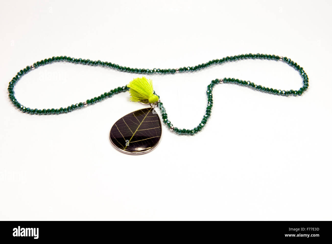 Close-up couleur vert collier artisan isolé par fond blanc Banque D'Images