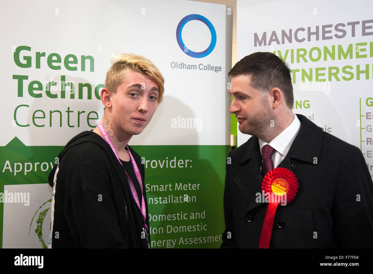 Royton, Manchester, Royaume-Uni. 26 novembre, 2015. Candidat du Parti pour l'Ouest et d'Oldham Royton, Cllr James 'jim' McMahon OBE FRSA, rencontre Conron Hagan, 18 un étudiant de Oldham College dans le cadre de sa campagne pour l'élection disputée de l'Ouest et Oldham Royton élection partielle le 3 décembre 2015. Cllr McMahon avait posé des questions au sujet de l'achat de l'avenir du financement de l'éducation Projets & garanties pour la sécurité et la sécurité des résidents d'Oldham. Credit : Cernan Elias/Alamy Live News Banque D'Images