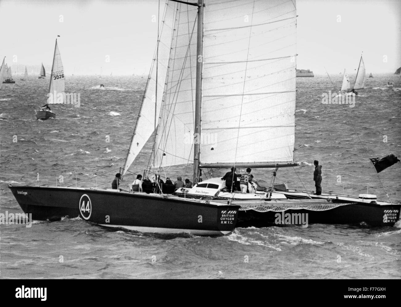 AJAX NOUVELLES PHOTOS - 1974. SOLENT, en Angleterre. - FAST CAT - ROBIN KNOX JOHNSTON'S NEW 70FT BRITISH OXYGEN CATAMARAN CONÇU PAR ROD MCALPINE DOWNIE, SUR UNE PÉRIODE D'ESSAI DANS LE SOLENT en août. PHOTO:JONATHAN EASTLAND/AJAX REF : BO/74/ESSAIS CLINIQUES. Banque D'Images