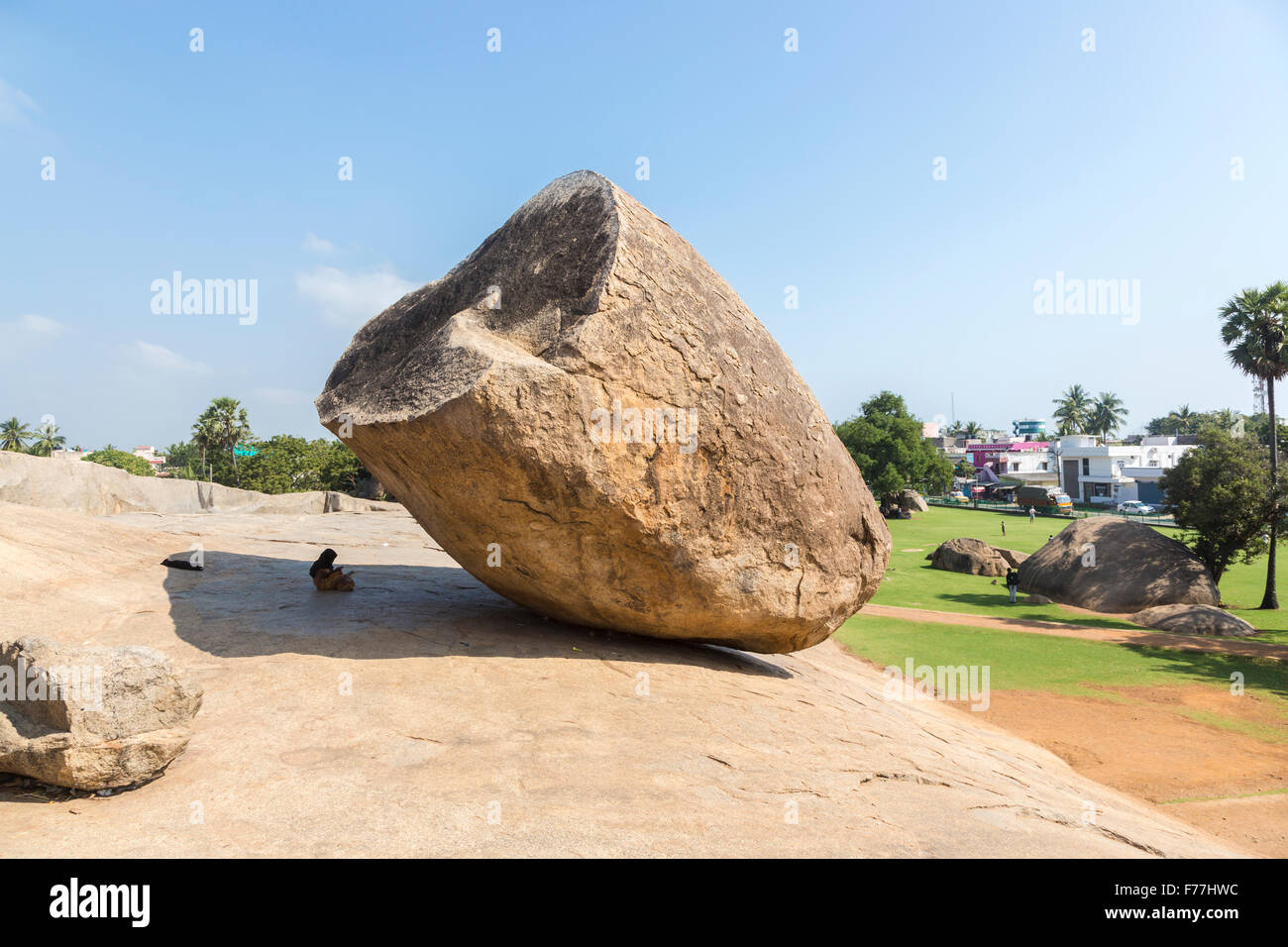 Mahabalipuram (Mamallapuram) : Krishna's Butter Ball, un énorme rocher équilibré sur une colline près de Kancheepuram Chennai, Tamil Nadu, Inde du sud Banque D'Images
