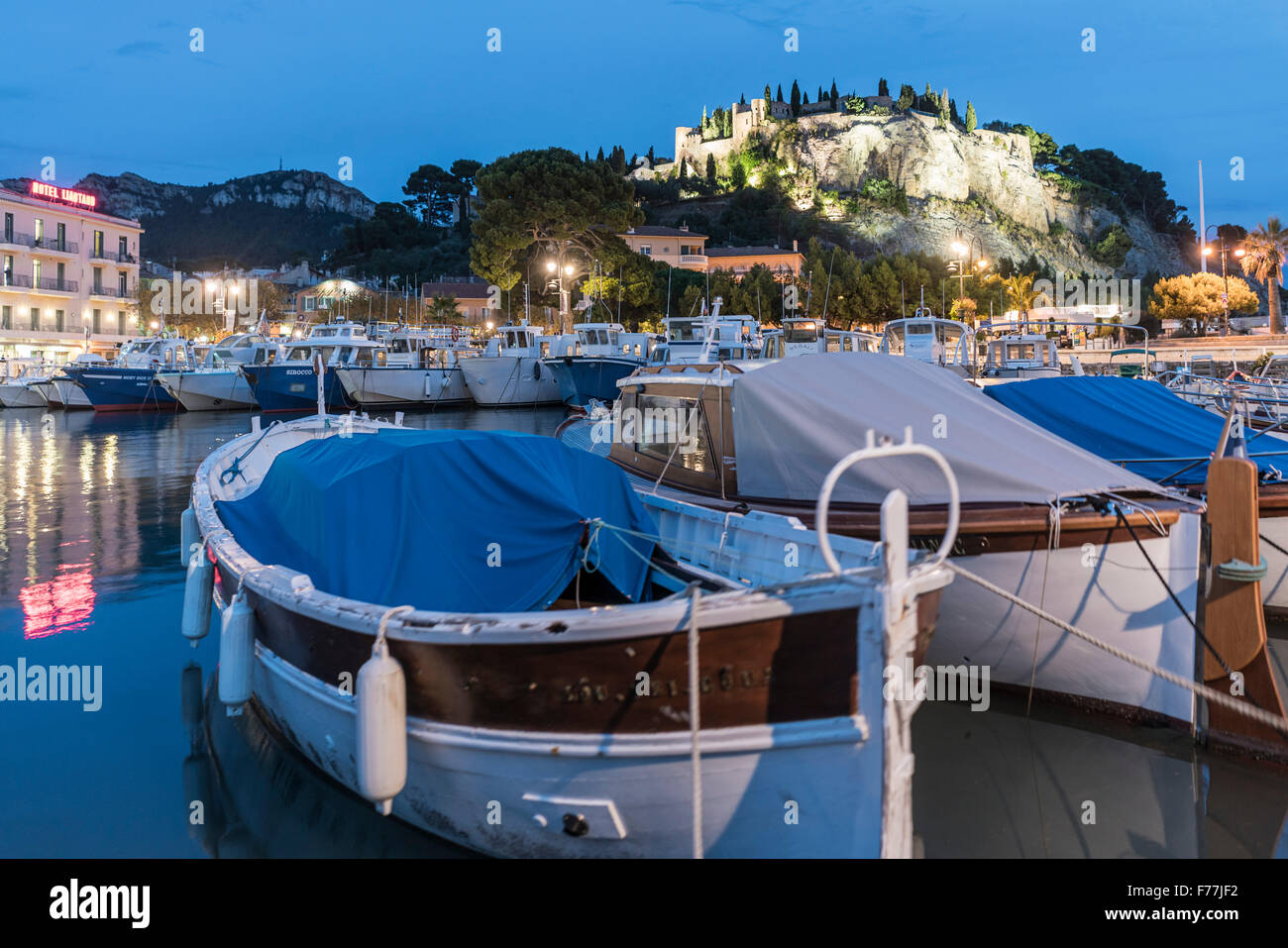 Le port de cassis, de bateaux, de forteresse, Côte d Azur, France Banque D'Images