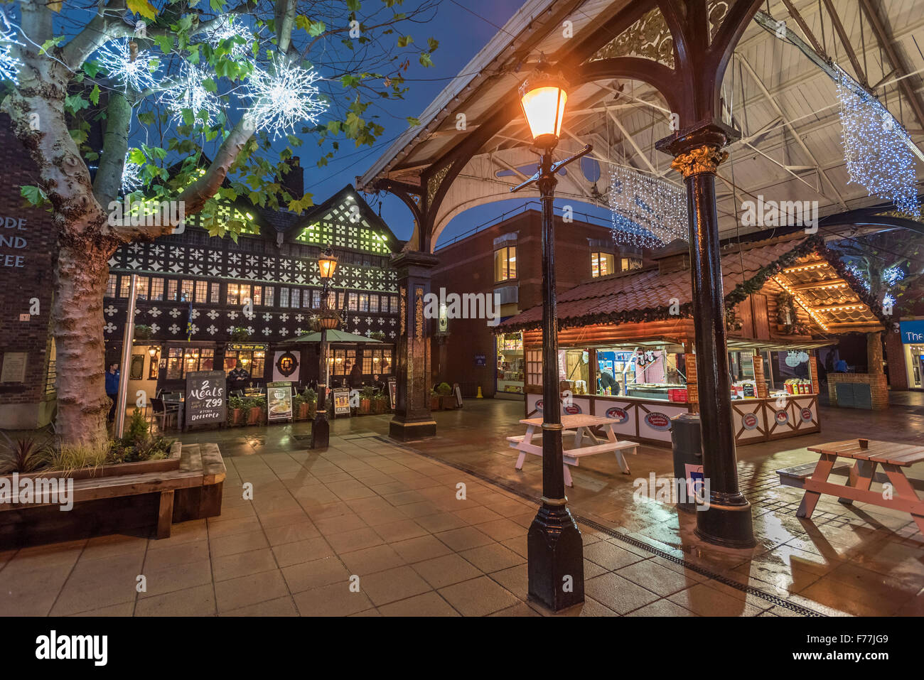 Le centre-ville de Warrington décoré de lumières de Noël et décorations. Cheshire nord-ouest de l'Angleterre. Le vieux marché aux poissons Banque D'Images