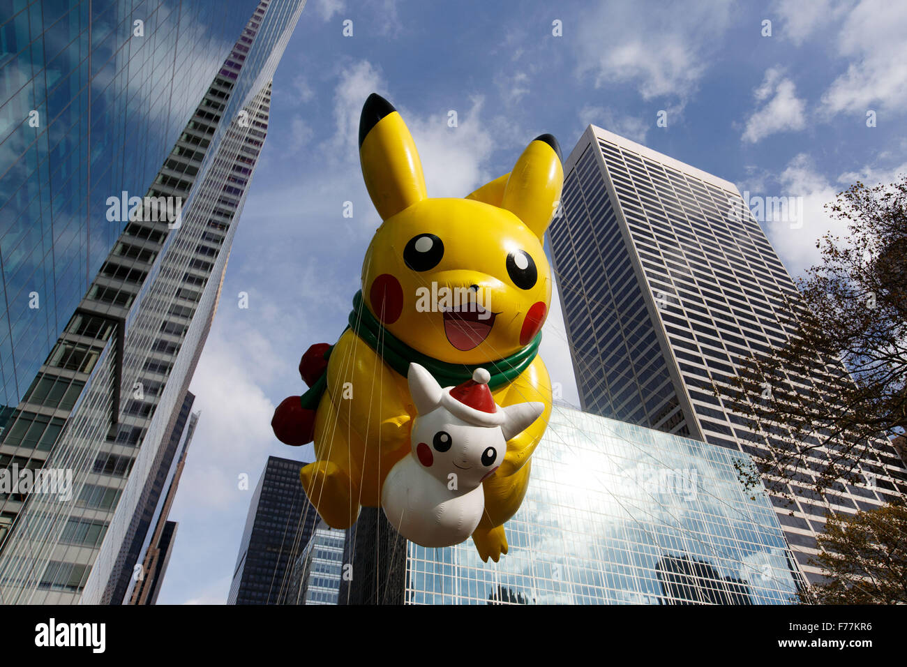 New York, USA. 26 Nov, 2015. Photo prise le 26 novembre 2015, montre le ballon d 'Pikachu' est vu au cours de la 89e Macy's Thanksgiving Day Parade à New York, aux États-Unis. Credit : Muzi Li/Xinhua/Alamy Live News Banque D'Images