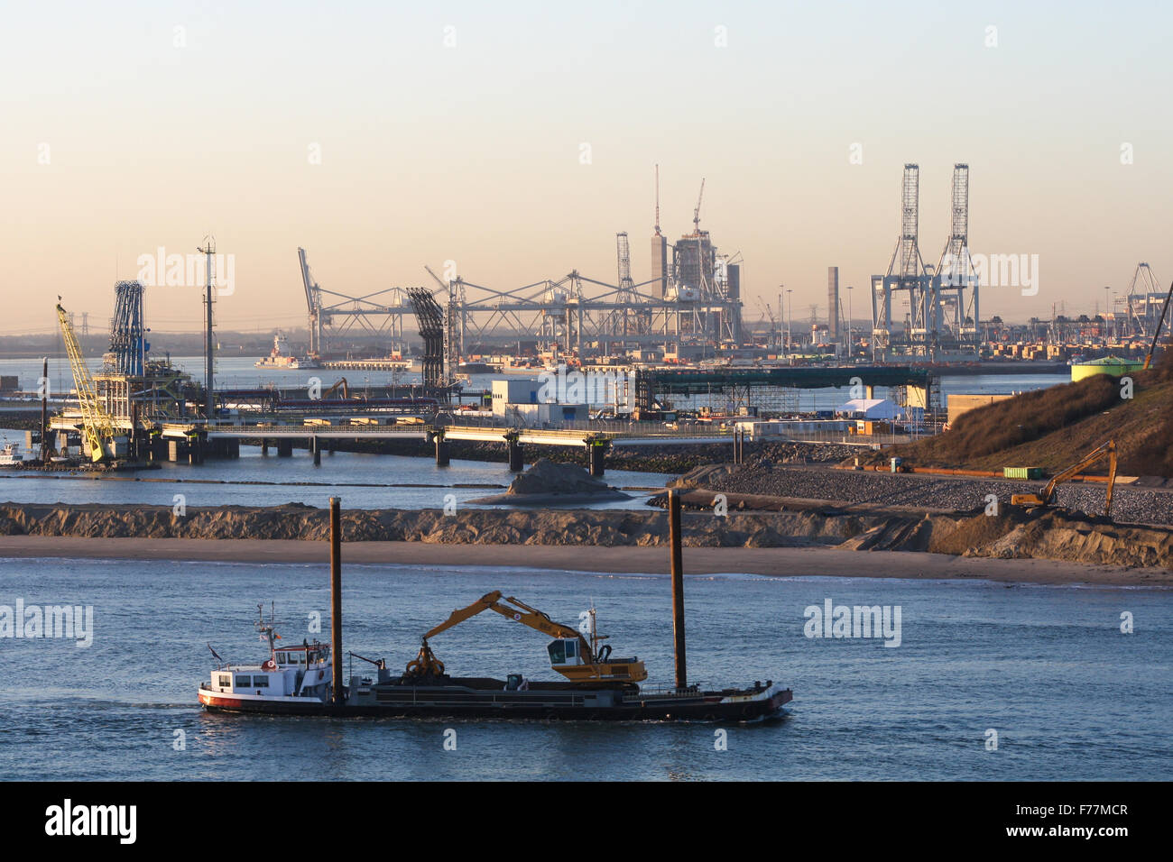 Mer du Nord, drague en Rotterdam port au lever du soleil avec l'expédition, les conteneurs de vrac remorqueurs Banque D'Images