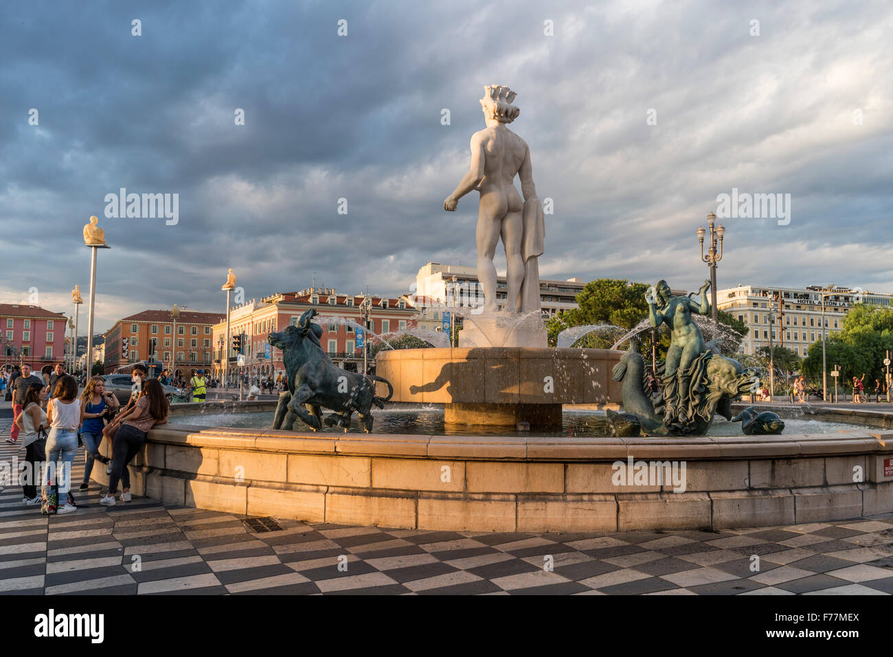 Fontaine du Soleil avec Apollo statue sur la Place Masséna de Nice, France Banque D'Images