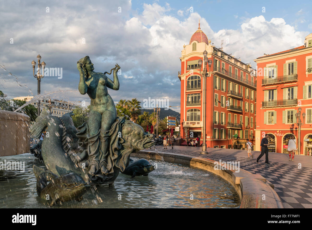 Fontaine du Soleil avec Apollo statue sur la Place Masséna de Nice, France Banque D'Images