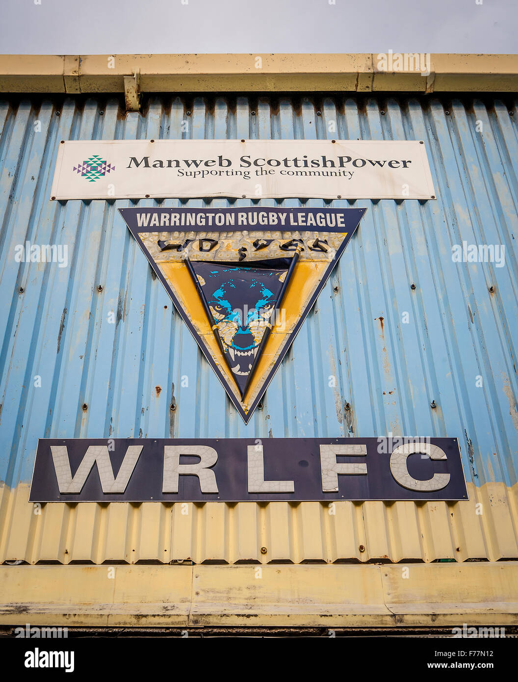 Signe au-dessus de l'entrée principale et les supporters boutique à Warrington Rugby League FC Wilderspool Stadium le long de la rue du Prieuré Banque D'Images