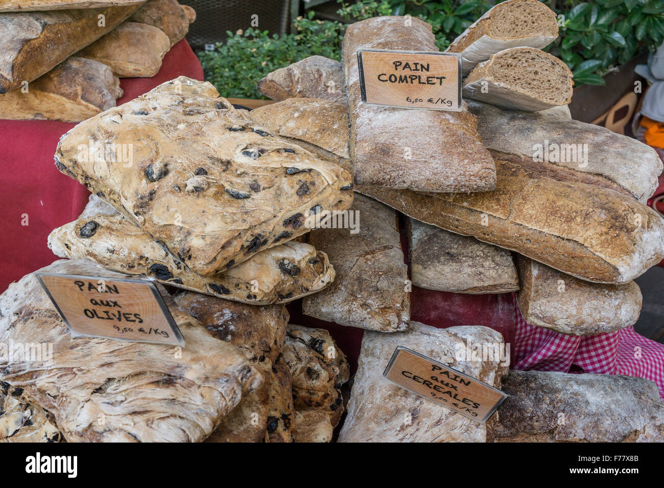 Deli Food, Marché, Pain aux olives, Lourmarin , Provence, Banque D'Images