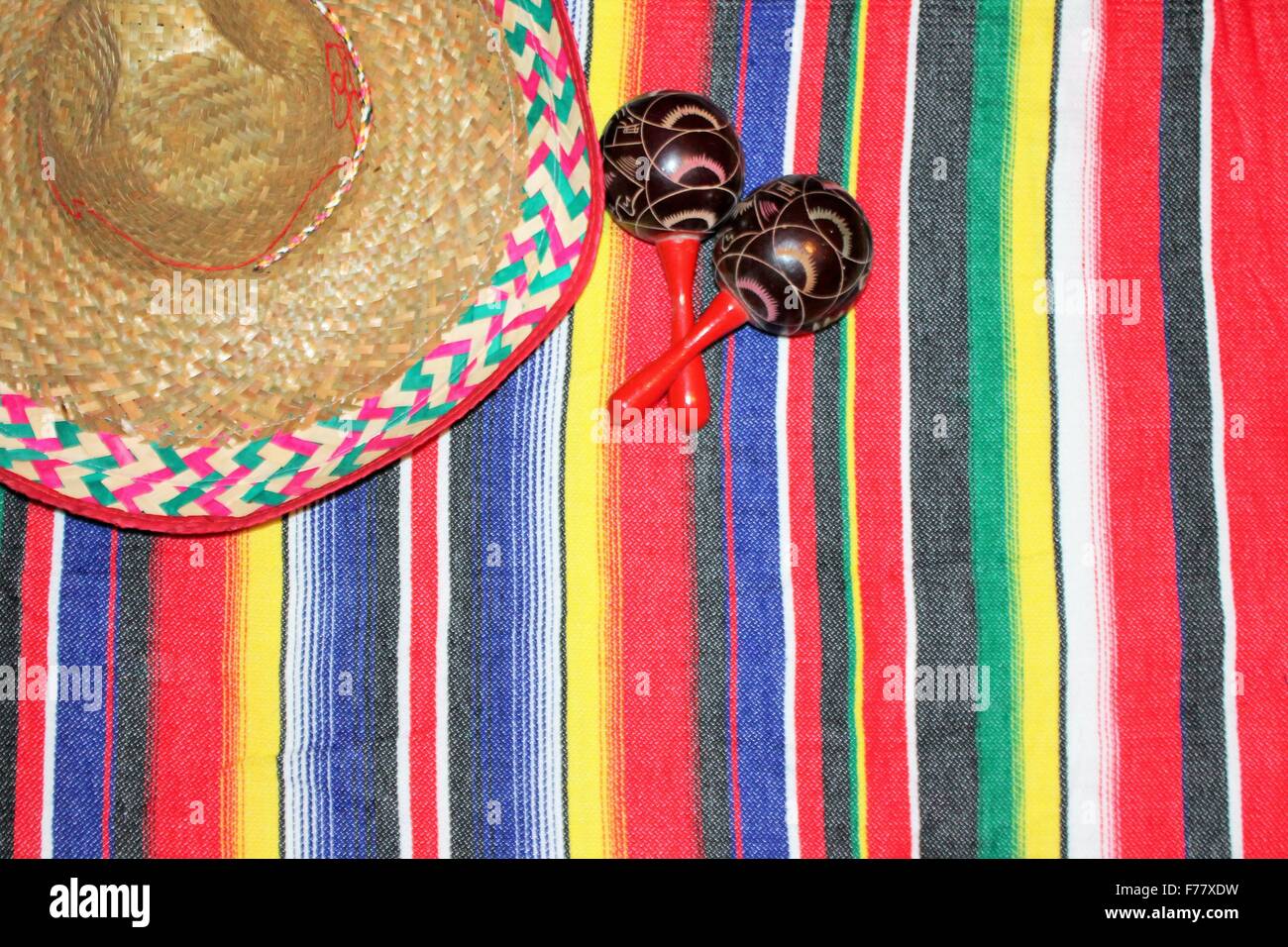 Sombrero mexicain traditionnel maracas tapis Cinco de Mayo poncho sarape fiesta avec bandes espace copie d'arrière-plan Banque D'Images