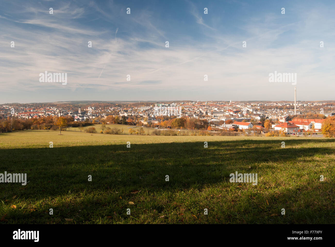 Panorama ville automne Plauen avec Prairie et arbres isolés Banque D'Images