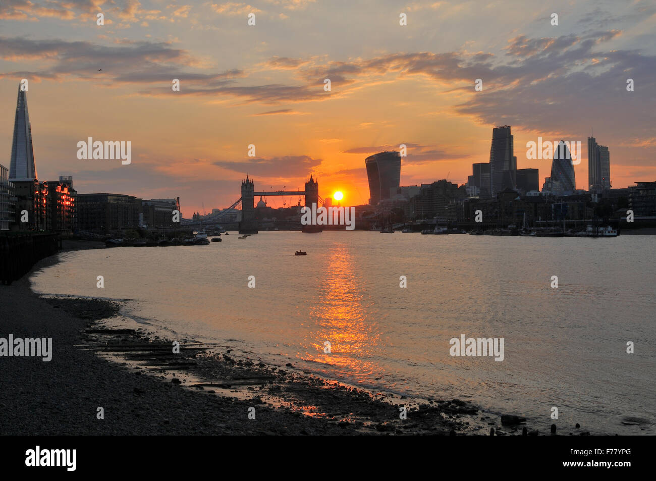 La ville de Londres et Tower Bridge au coucher du soleil depuis la South Bank of the Thames, Londres, Royaume-Uni Banque D'Images