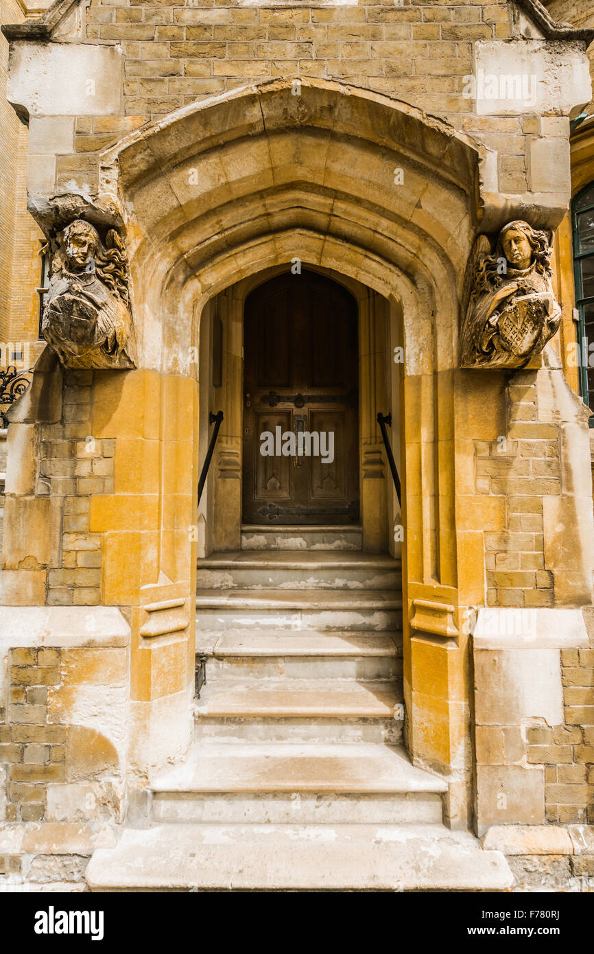 L'entrée en pierre ancienne décorée avec des anges , , Londres, Royaume-Uni à partir d'un vieux bâtiment à proximité de Westminster Banque D'Images