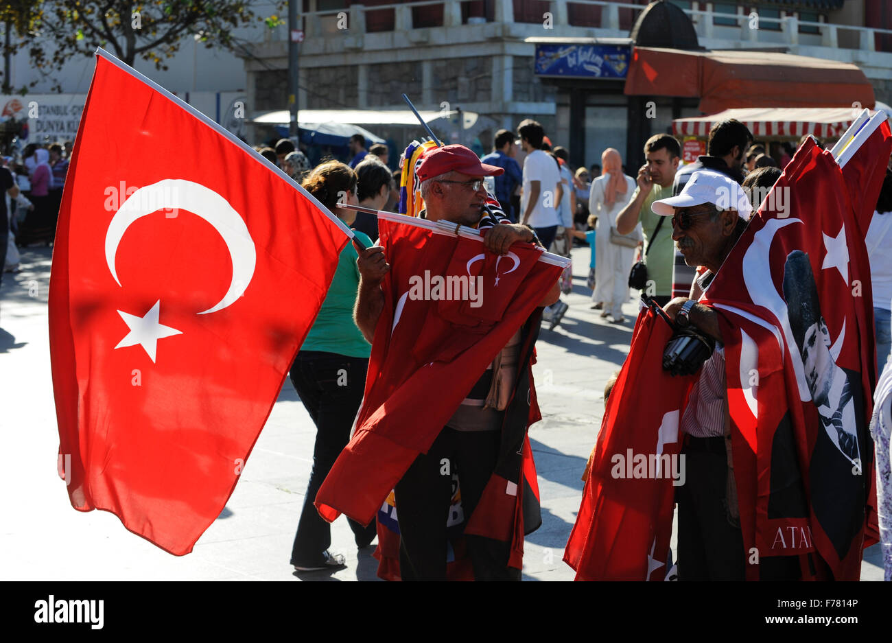 Turquie Istanbul, vendeur de rue avec drapeaux turcs Atatürk et Banque D'Images