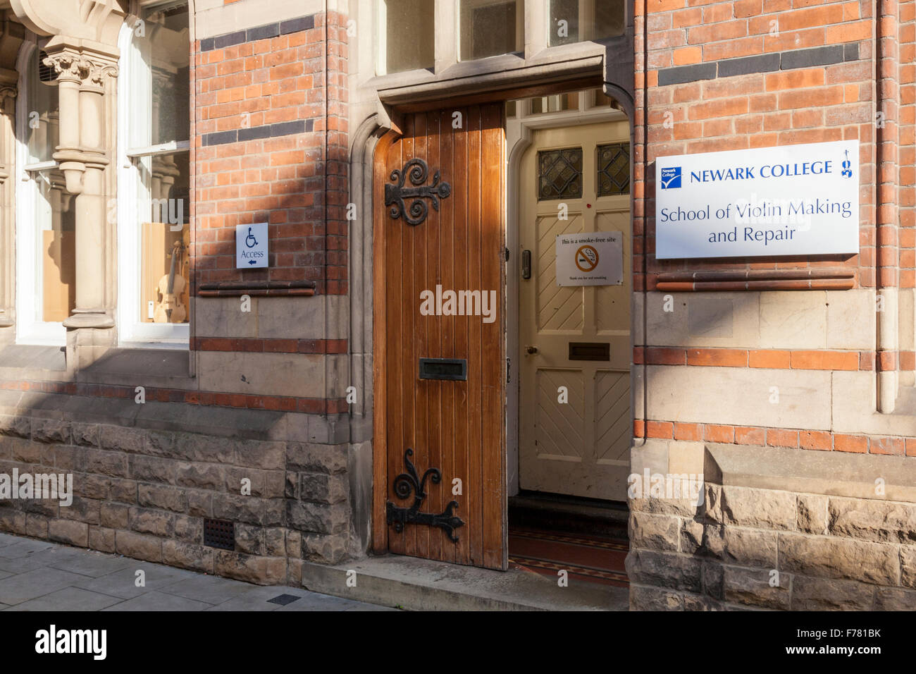 École de lutherie et de réparation, Newark College, à Newark on Trent, Lancashire, England, UK Banque D'Images