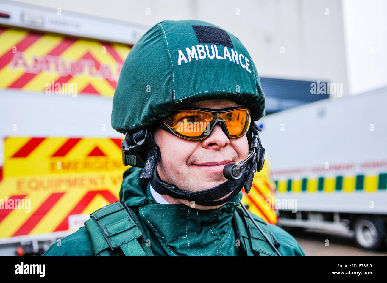 L'Irlande du Nord. 26 novembre, 2015. Un ambulancier dans le cadre de l' ambulance national du Royaume-Uni Resiliance (SSEAN) Équipe d'intervention  en zone dangereuse (HART) porte des lunettes de protection balistique, gilet,  casque