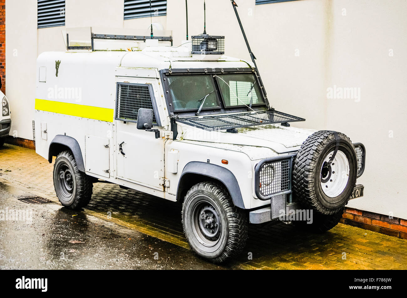 L'Irlande du Nord. 26 novembre, 2015. Une armée britannique 'Snatch' Landrover, peint en blanc livrée dans le cadre de l'interne au Royaume-Uni, la partie defusal bombe de la Royal Logistics Corp. Crédit : Stephen Barnes/Alamy Live News Banque D'Images