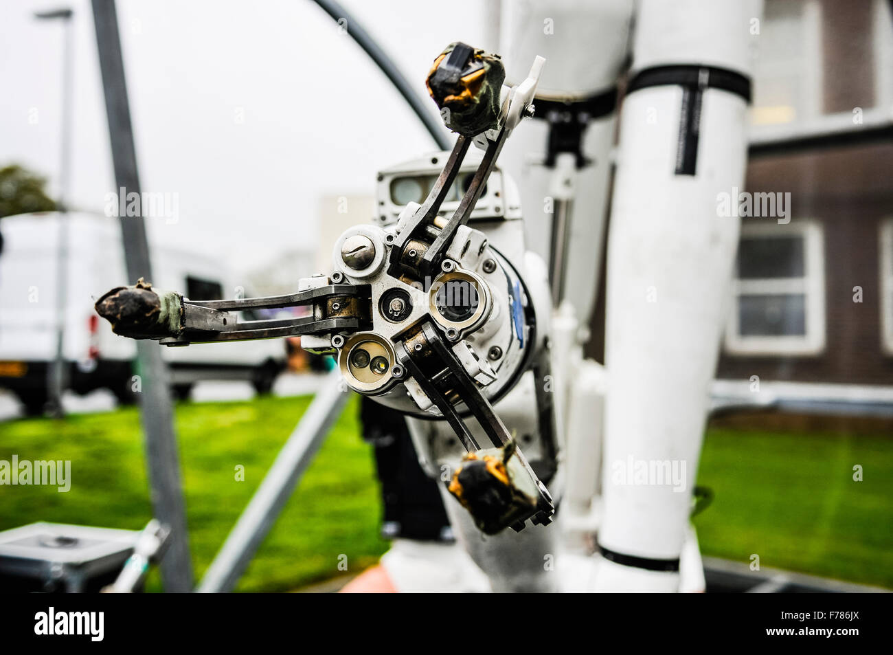 L'Irlande du Nord. 26 novembre, 2015. Le grappin sur l'extrémité du bras d'un Northrop Grumman Andros Cutlass Unmanned Robotic véhicule, tel qu'utilisé par les "démineurs" de l'examen d'instruments suspects. Crédit : Stephen Barnes/Alamy Live News Banque D'Images