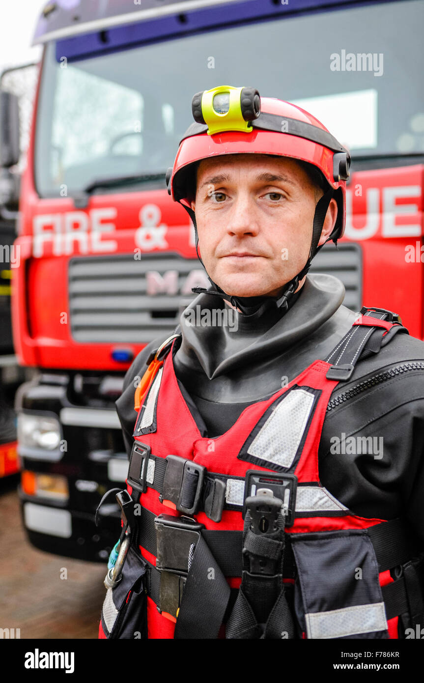 L'Irlande du Nord. 26 novembre, 2015. Un agent de l'Irlande du Nord Service d'incendie et de sauvetage de capacités améliorées, dans le sauvetage des personnes formées à partir de situations dangereuses telles que les immeubles dangereux, des hauteurs, et de l'eau. Crédit : Stephen Barnes/Alamy Live News Banque D'Images