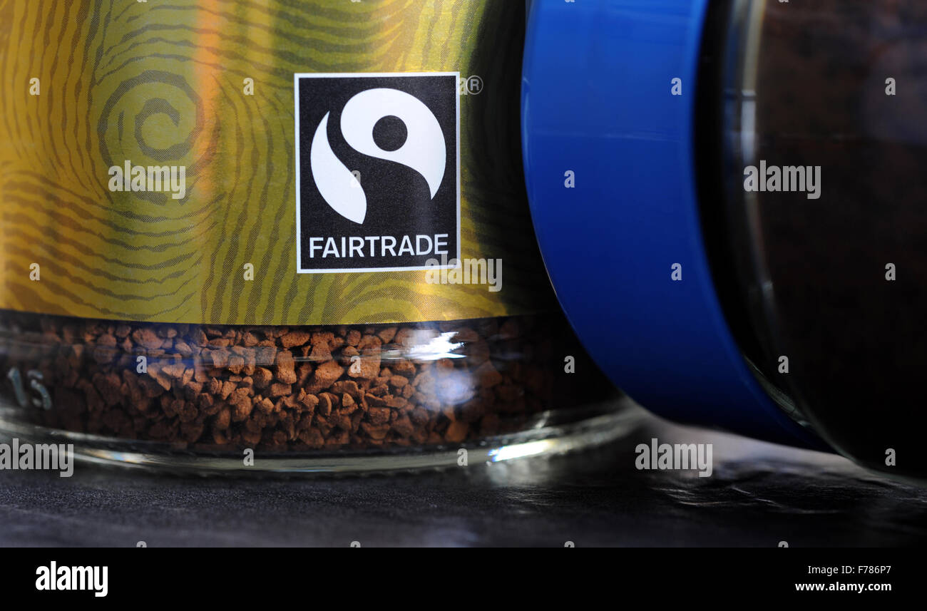 Le SYMBOLE SUR LE CAFÉ FAIRTRADE SUPERMARCHÉS RE JAR PRIX DE VENTE ALIMENTAIRE LOGO DE DÉVELOPPEMENT DU TIERS MONDE AFRIQUE COMMERCE ÉQUITABLE UK ORGANIQUE Banque D'Images