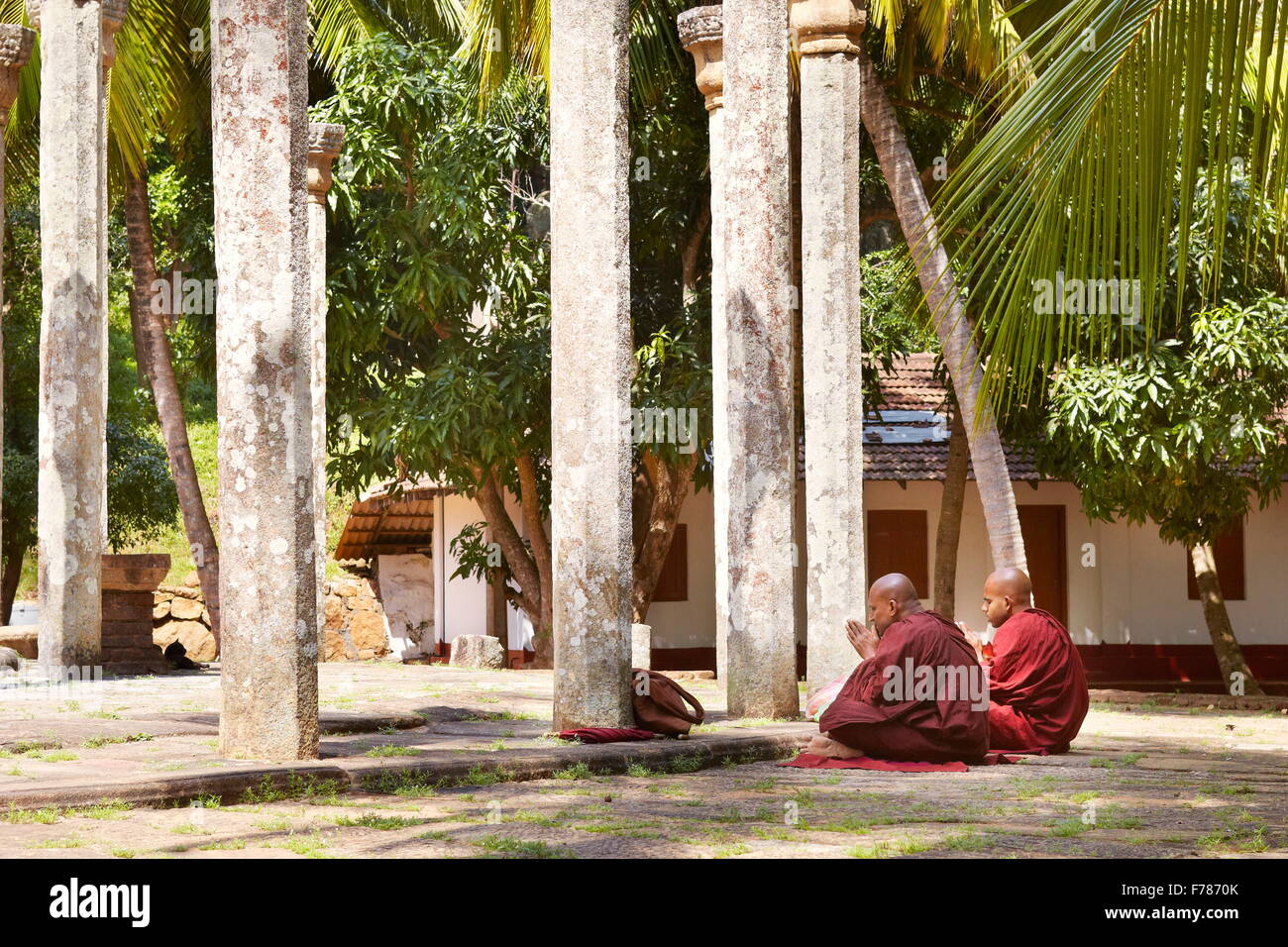 Sri Lanka - moines priant au Temple Mihintale, Ambasthale Dagoba, l'UNESCO Banque D'Images